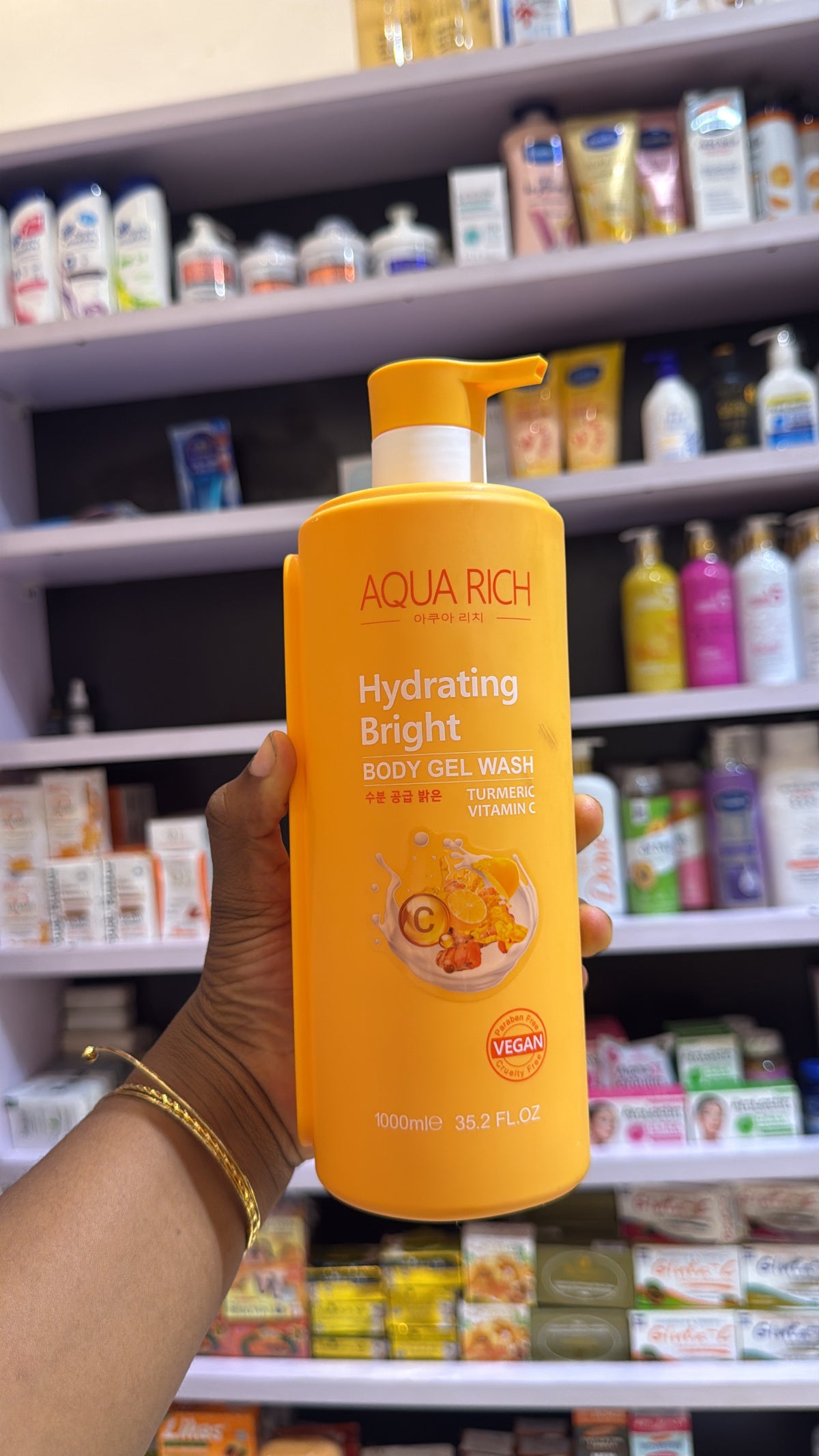 AQUA RICH hydrating vitamin c BODY WASH